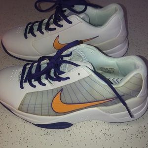 Women’s new size 8 Nike sneakers. New without tags